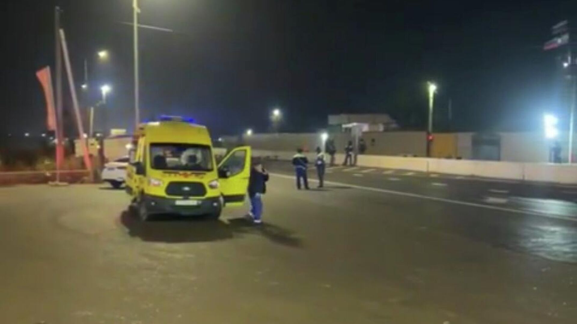 Автомобиль скорой помощи на месте происшествия, где неизвестный с ножом напал на сотрудников полиции, которые несли службу на КПП Джемикентский в Дербентском районе - РИА Новости, 1920, 01.12.2025