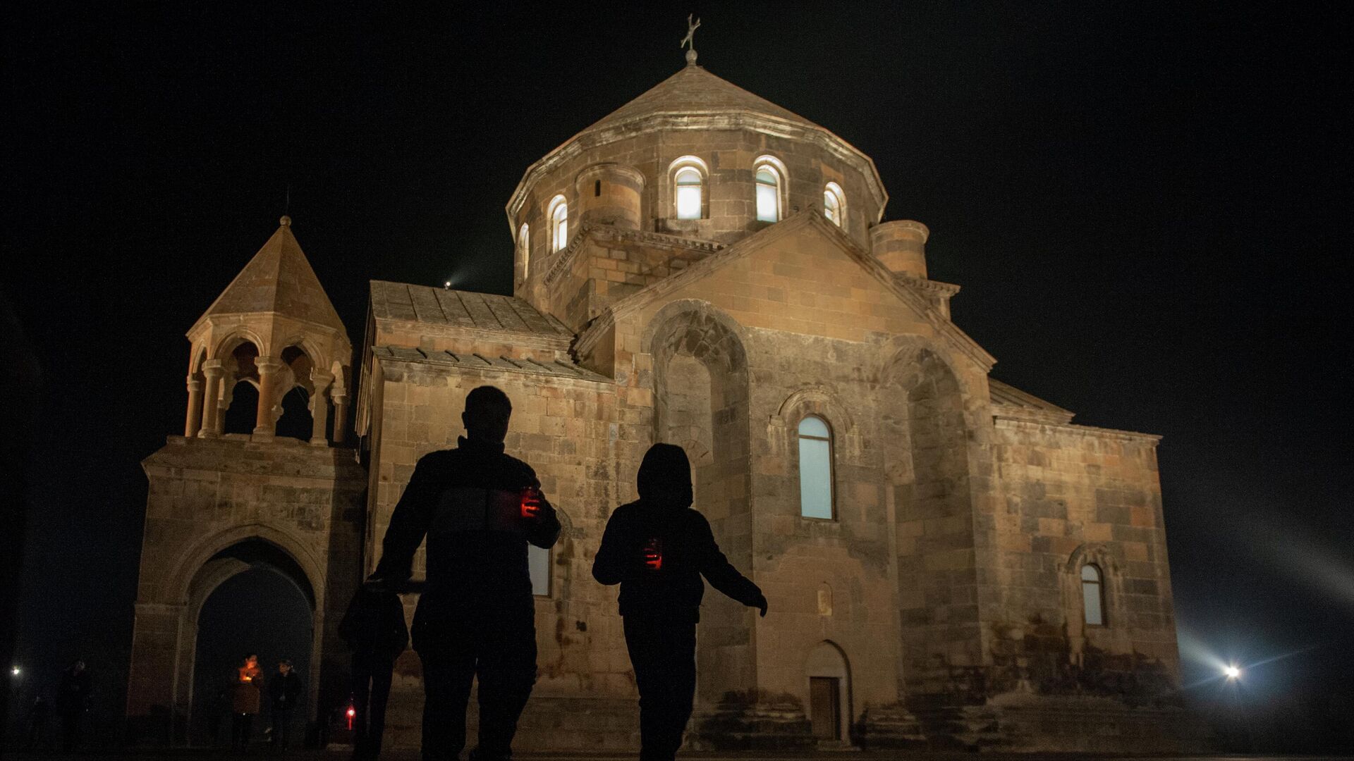 Верующие в церкви Святой Рипсиме в Эчмиадзине Верующие в церкви Святой Рипсиме в Эчмиадзине - РИА Новости, 1920, 19.12.2025