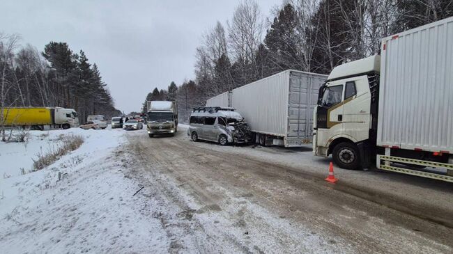 Последствия ДТП с двумя грузовиками и микроавтобусом на федеральной трассе вблизи курортной зоны Байкальский прибой в Бурятии. 1 декабря 2025