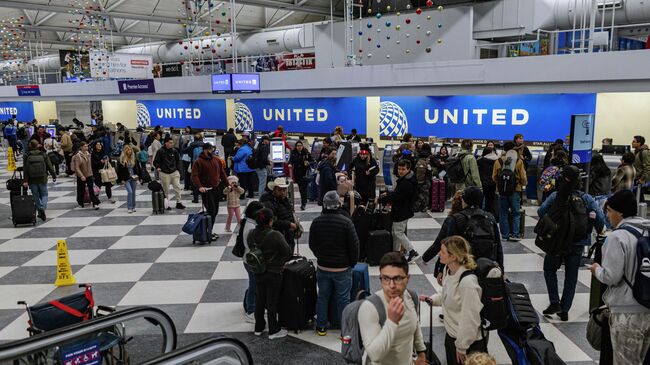 Пассажиры в аэропорту О’Хара на фоне сообщений о сильном снегопаде в США. 30 ноября 2025