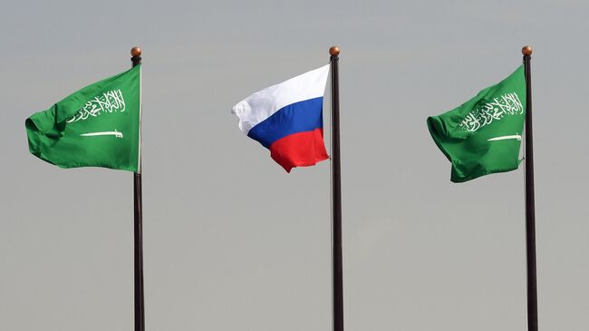 Флаги России и Саудовской Аравии