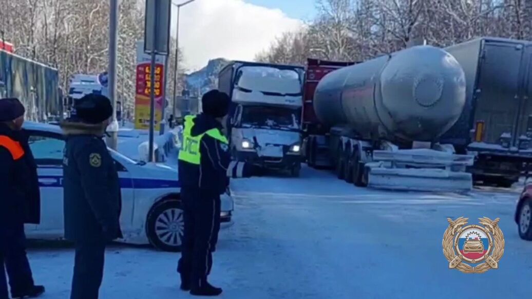 Появились кадры многокилометровой пробки на федеральной трассе "Байкал"