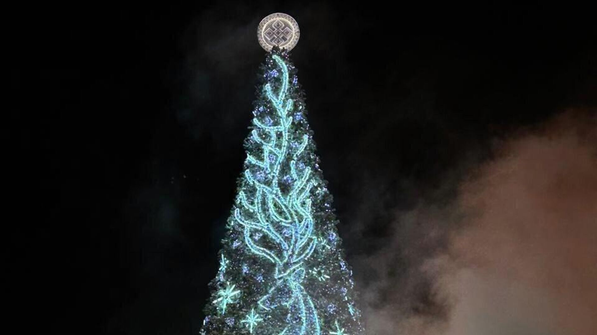 Первую в стране новогоднюю елку зажег повелитель холода Чысхаан в Якутске - РИА Новости, 1920, 01.12.2025