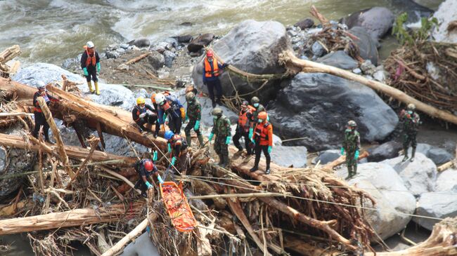 Поисково-спасательная операция после наводнения в Индонезии. 1 декабря 2025