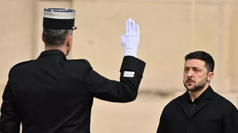 Владимир Зеленский перед встречей с Эммануэлем Макроном в Елисейском дворце в Париже