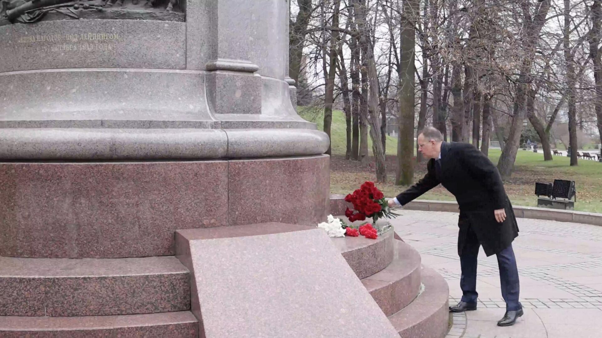 Мединский возложил цветы к памятнику Александру I в Александровском саду