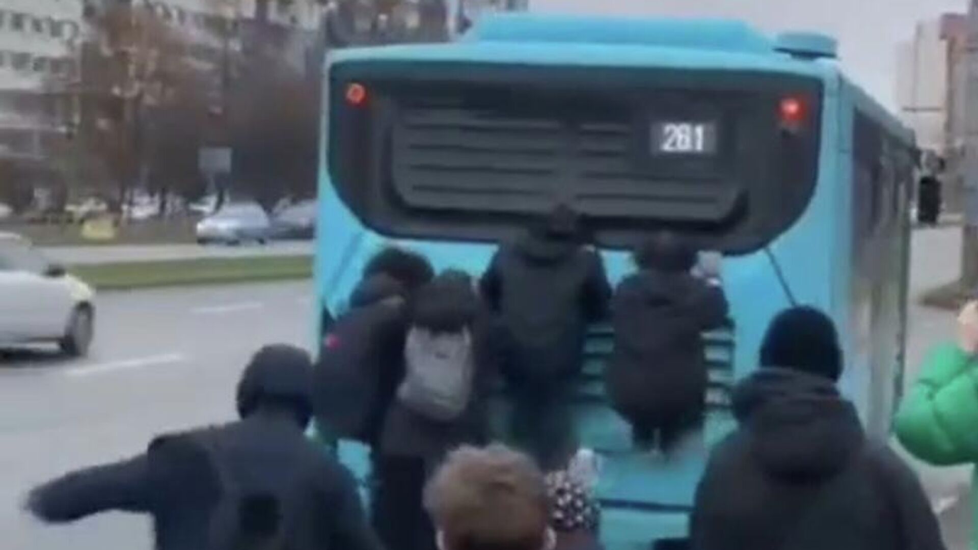 Подростки залезли на крышу прибывшего на остановку троллейбуса на Васильевском острове в Петербурге - РИА Новости, 1920, 01.12.2025