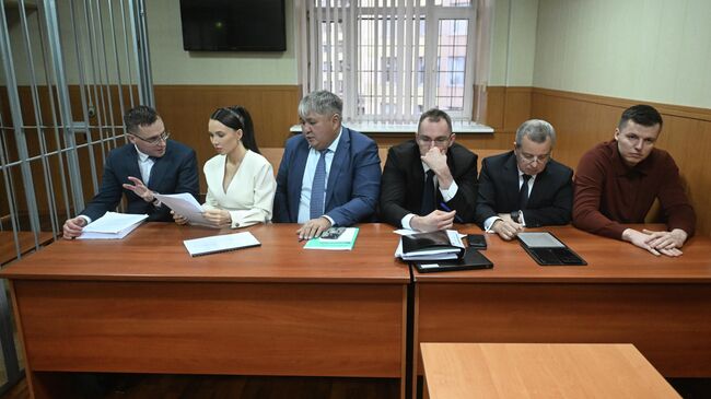 Блогер Валерия Чекалина и ее бывший супруг Артем Чекалин на заседании в Гагаринском суде в Москве