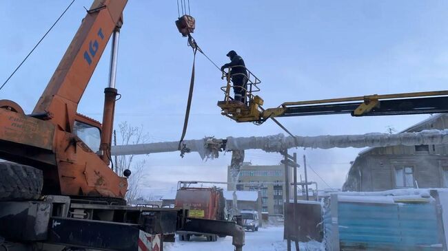 Аварийные работы на месте наезда мусоровоза на теплотрассу котельной в Якутске