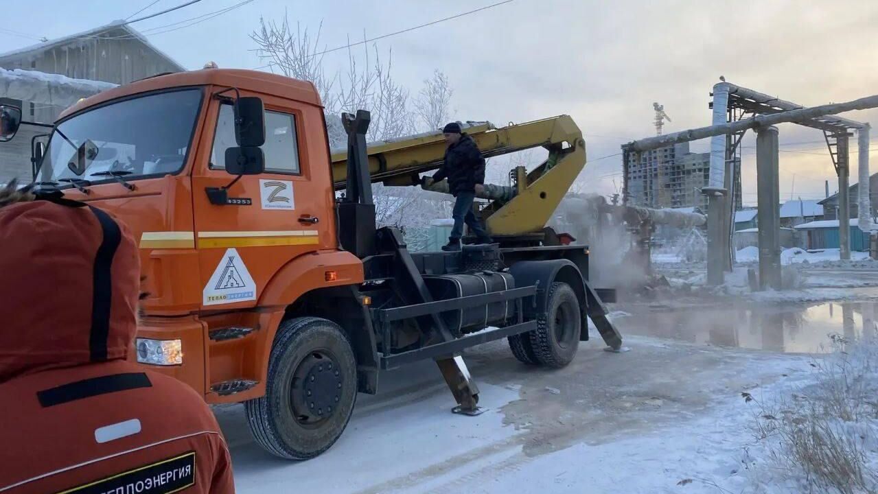 Аварийные работы на месте наезда мусоровоза на теплотрассу котельной в Якутске - РИА Новости, 1920, 01.12.2025
