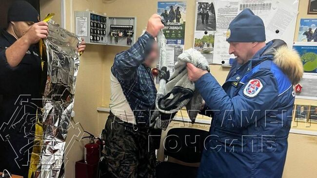 Мужчина, упавший во время рыбалки в воду с надувной лодки на пруду на севере Москвы