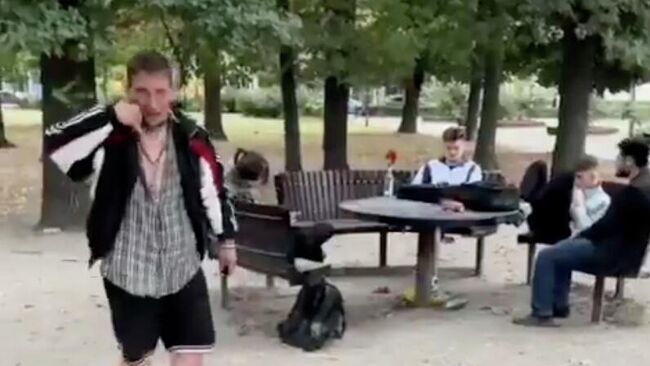 Украинские подростки в Свентокшиском парке в центре Варшавы. Кадр видео 