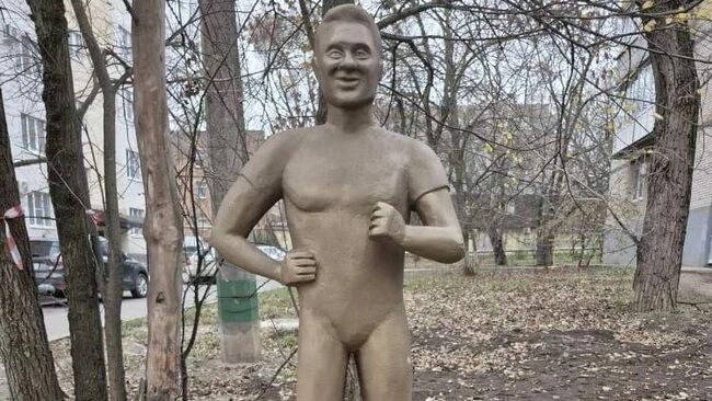 Статуя актера Деревянко в Таганроге