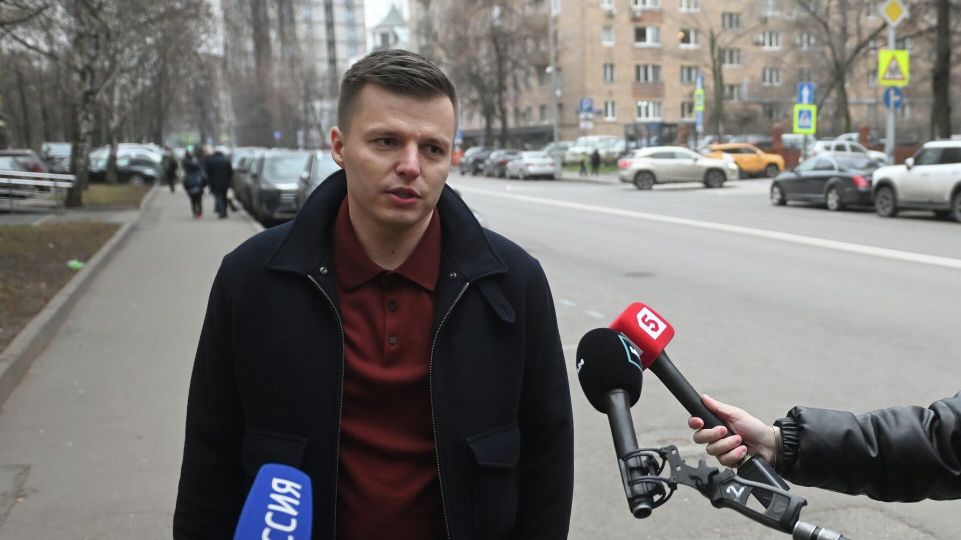 Бывший супруг блогера Валерии Чекалиной Артем Чекалин у Гагаринского суда в Москве перед началом заседания. 1 декабря 2025 - РИА Новости, 1920, 01.12.2025