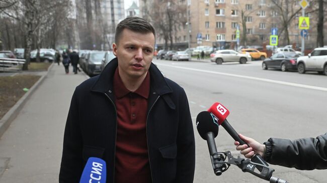 Бывший супруг блогера Валерии Чекалиной Артем Чекалин у Гагаринского суда в Москве перед началом заседания. 1 декабря 2025