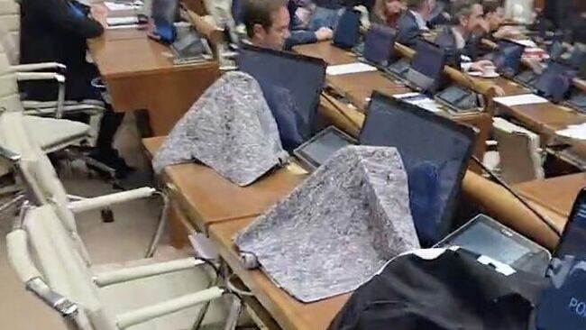 Развешанные тряпки на местах депутатов от партии Hlas-SD в Словакии