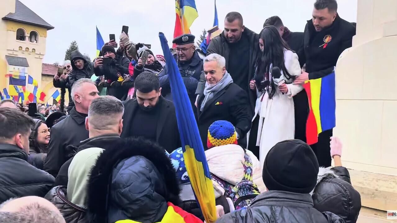 Кэлин Джеорджеску собрал на митинге ко Дню национального объединения в городе Алба-Юлия тысячи сторонников - РИА Новости, 1920, 01.12.2025