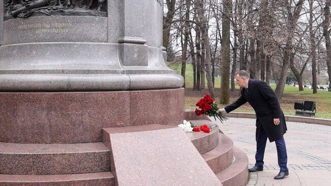 Помощник президента РФ, председатель Российского военно-исторического общества Владимир Мединский возложил цветы к памятнику императору Александру I в Александровском саду в центре Москвы