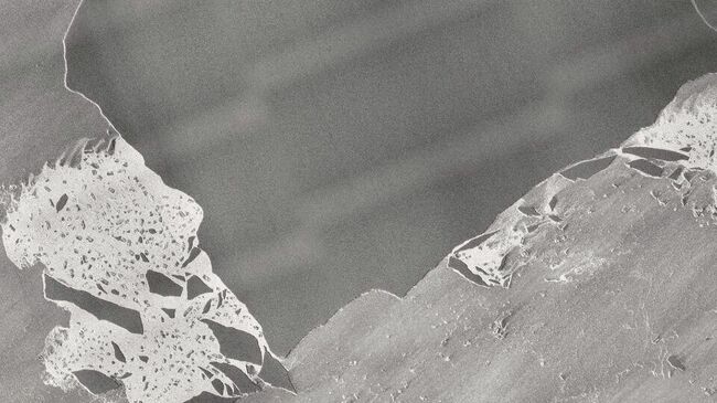 Снимок дрейфующего в Атлантическом океане айсберга, расколовшегося на части