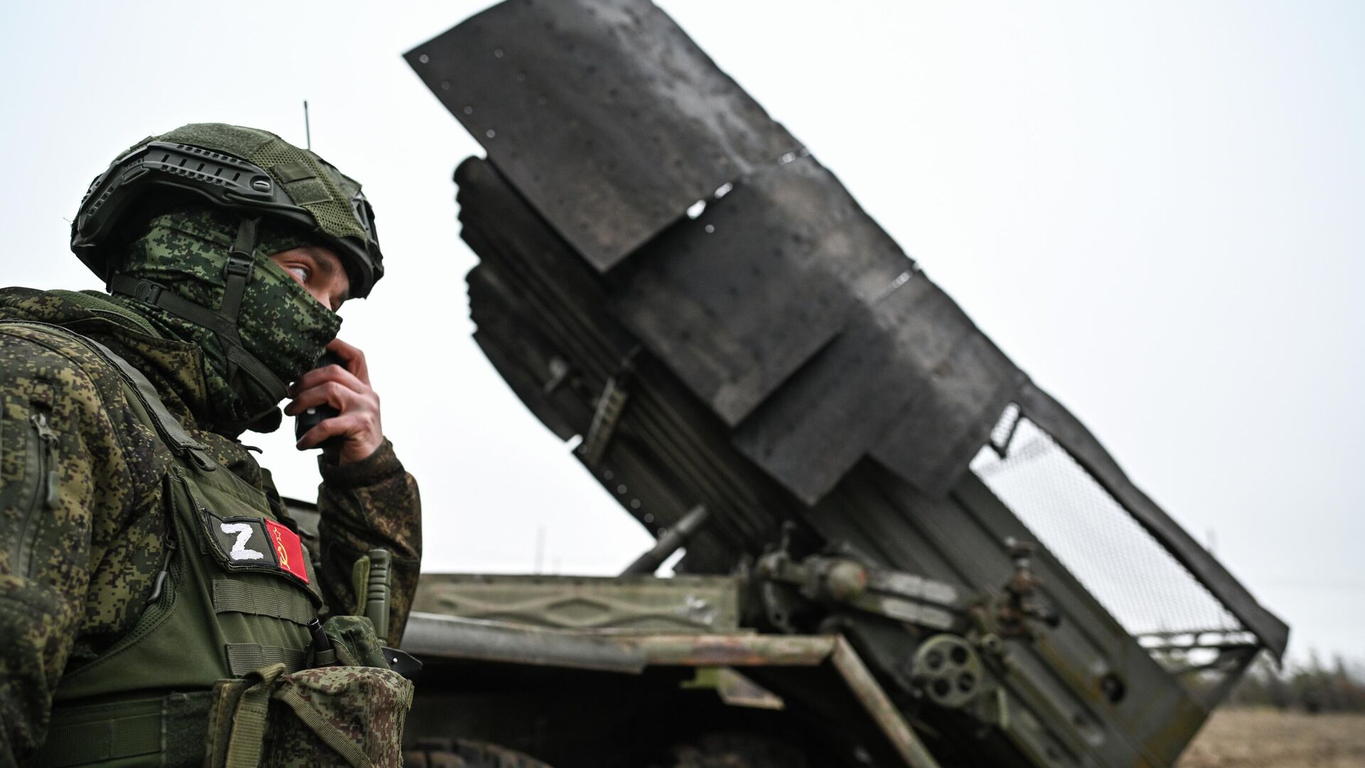 Боевая работа расчета РСЗО Град 83-го самоходного артиллерийского полка 25-й общевойсковой армии группировки войск Запад на Краснолиманском направлении СВО - РИА Новости, 1920, 22.12.2025