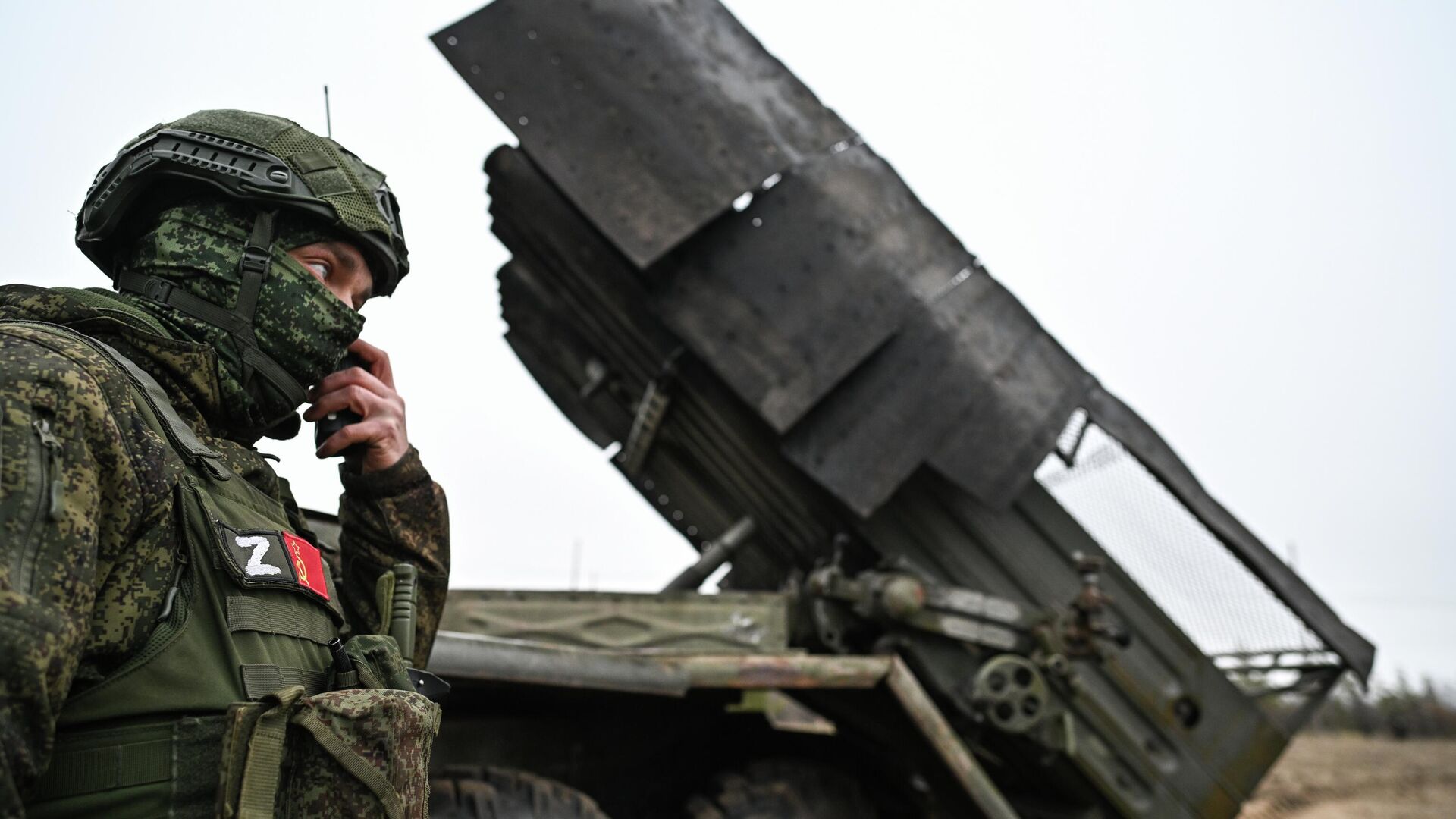 Боевая работа расчета РСЗО Град 83-го самоходного артиллерийского полка 25-й общевойсковой армии группировки войск Запад на Краснолиманском направлении СВО - РИА Новости, 1920, 02.12.2025