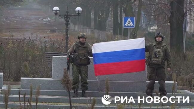 ВС России развернули флаг в освобожденном Красноармейске