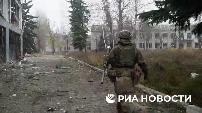 Минобороны показало, как военные развернули флаг России в освобожденном Красноармейске