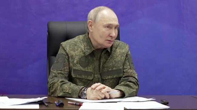 Путин посетил пункт управления Объединенной группировки войск