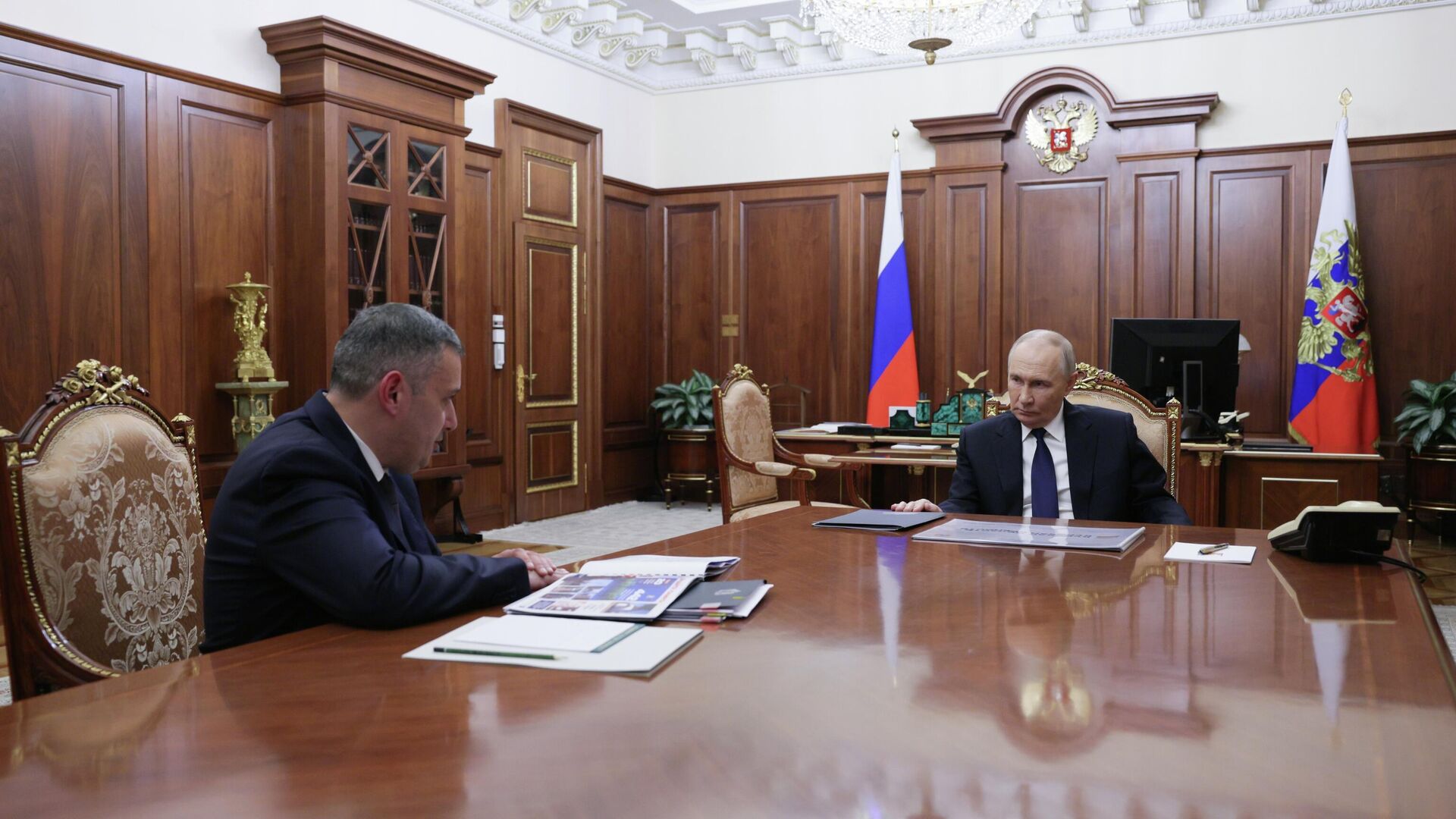 Президент РФ Владимир Путин и губернатор Курской области Александр Хинштейн во время встречи