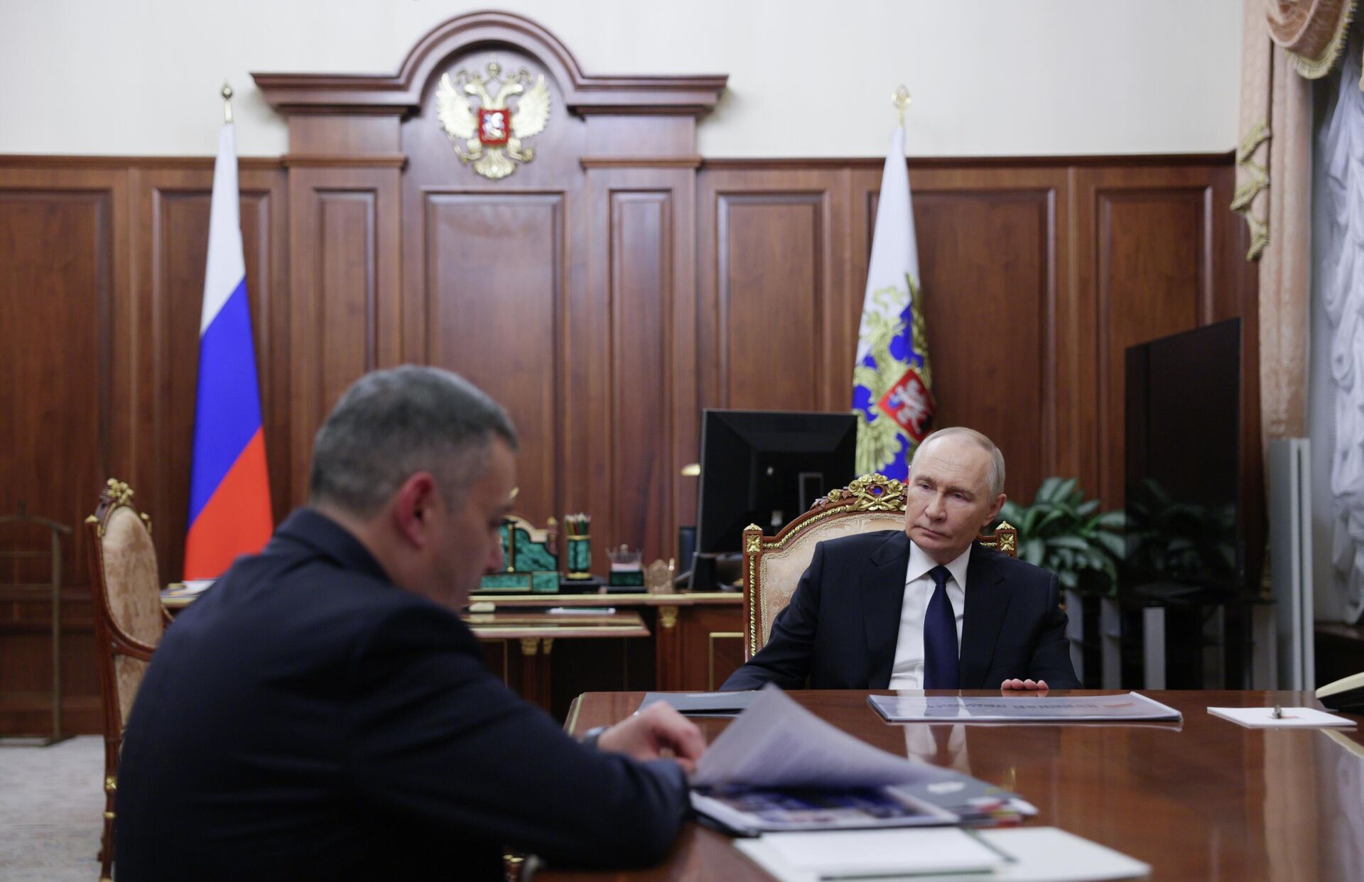 Президент РФ Владимир Путин и губернатор Курской области Александр Хинштейн во время встречи