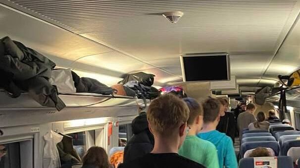 Пассажиры остановившегося под Петербургом Сапсана - РИА Новости, 1920, 02.12.2025