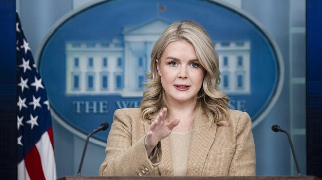 Каролин Левитт отвечает на вопросы журналистов в пресс-зале Белого дома в Вашингтоне. 1 декабря 2025