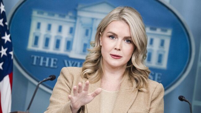 Каролин Левитт отвечает на вопросы журналистов в пресс-зале Белого дома в Вашингтоне. 1 декабря 2025