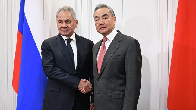 Сергей Шойгу и Ван И