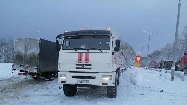 Пробка из-за снегопада и гололеда на участке федеральной трассы Байкал в Слюдянском районе Иркутской области в сторону Бурятии