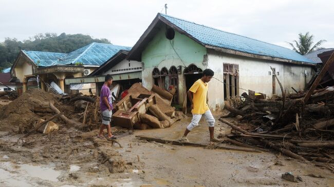 Последствия наводнения в Индонезии