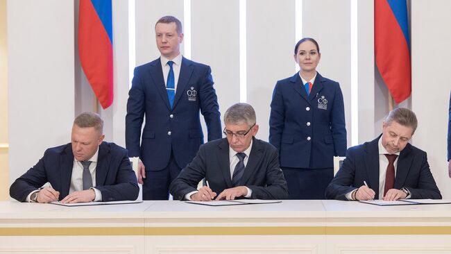 Губернатор Тульской области Дмитрий Миляев, исполнительный директор Государственного фонда Защитники Отечества Юрий Хабров и заместитель генерального директора  Госкорпорации Ростех Максим Выборных во время подписания трехстороннего соглашения