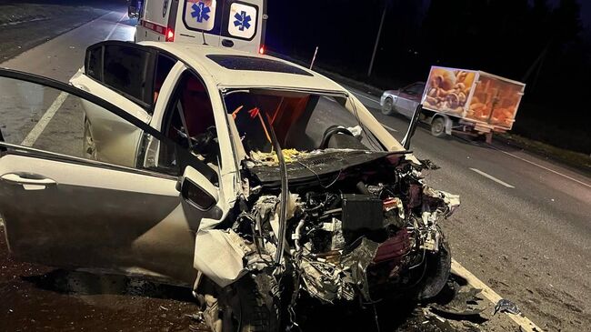 Последствия столкновения двух легковых автомобилей на федеральном трассе М5 Урал на территории Пензенской области. 2 декабря 2025