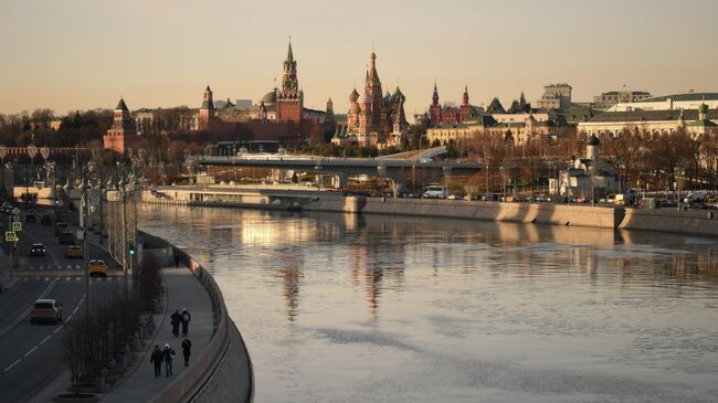 Вид на Московский Кремль и Покровский собор Вид на Московский Кремль и Покровский собор