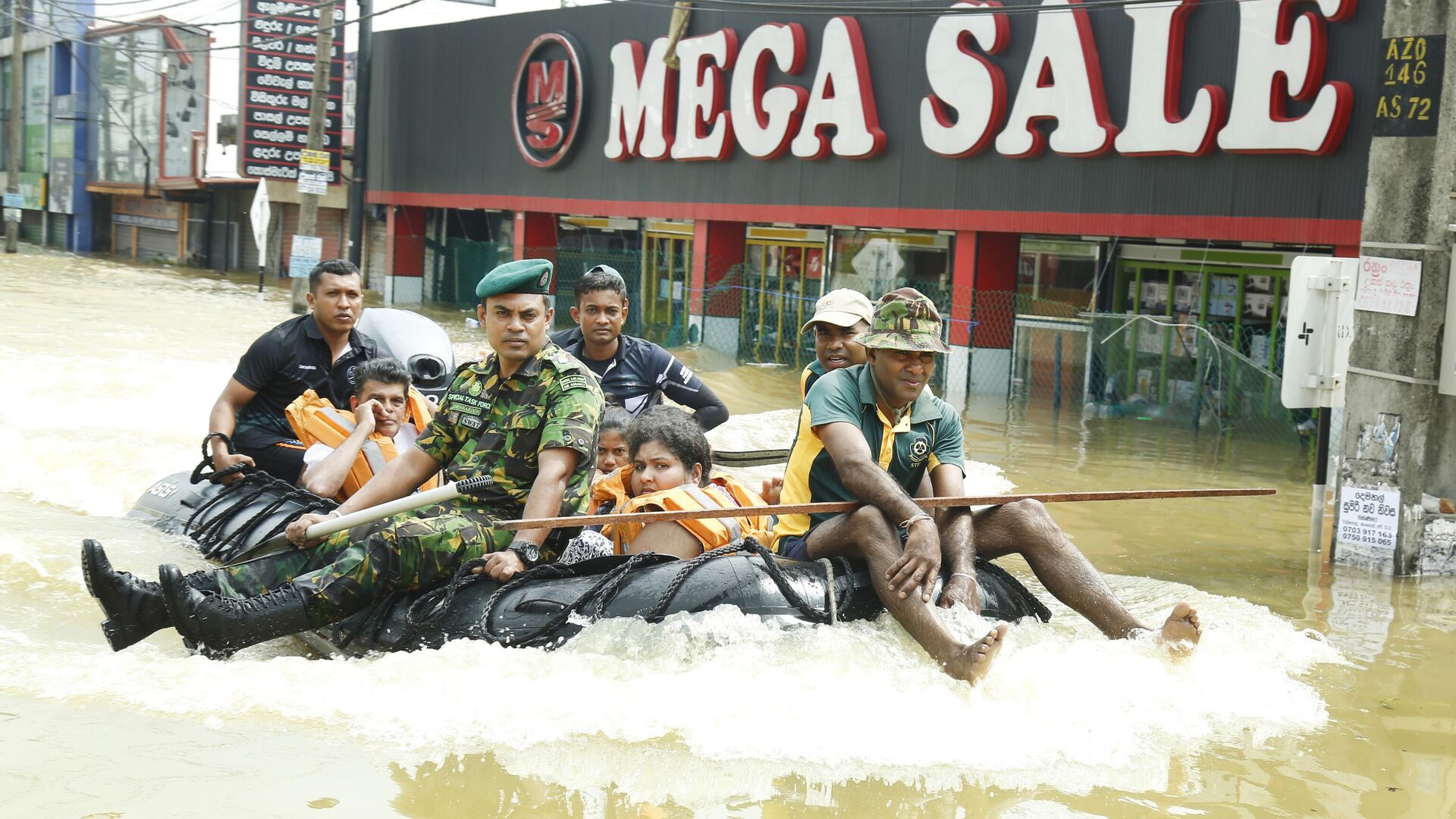 Эвакуация жителей после наводнения в пригороде Коломбо, Шри-Ланка. 1 декабря 2025 - РИА Новости, 1920, 02.12.2025