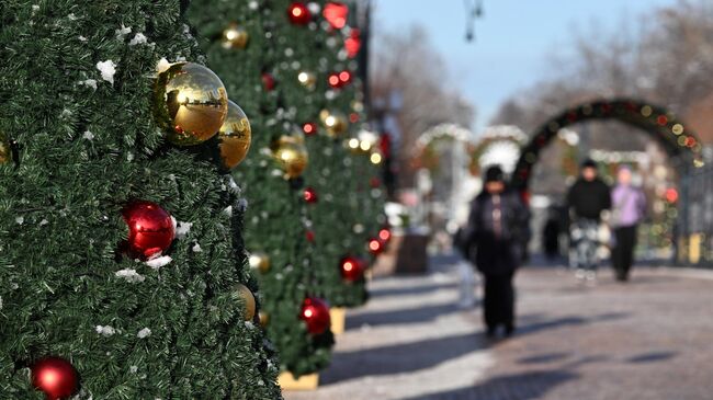 Украшенные к Новому году улицы в районе Сокольники в Москве.