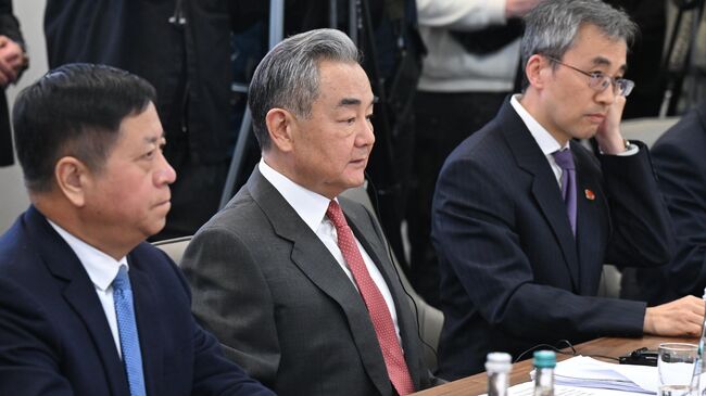 Министр иностранных дел КНР Ван И на встрече в Москве с секретарем Совета безопасности РФ Сергеем Шойгу