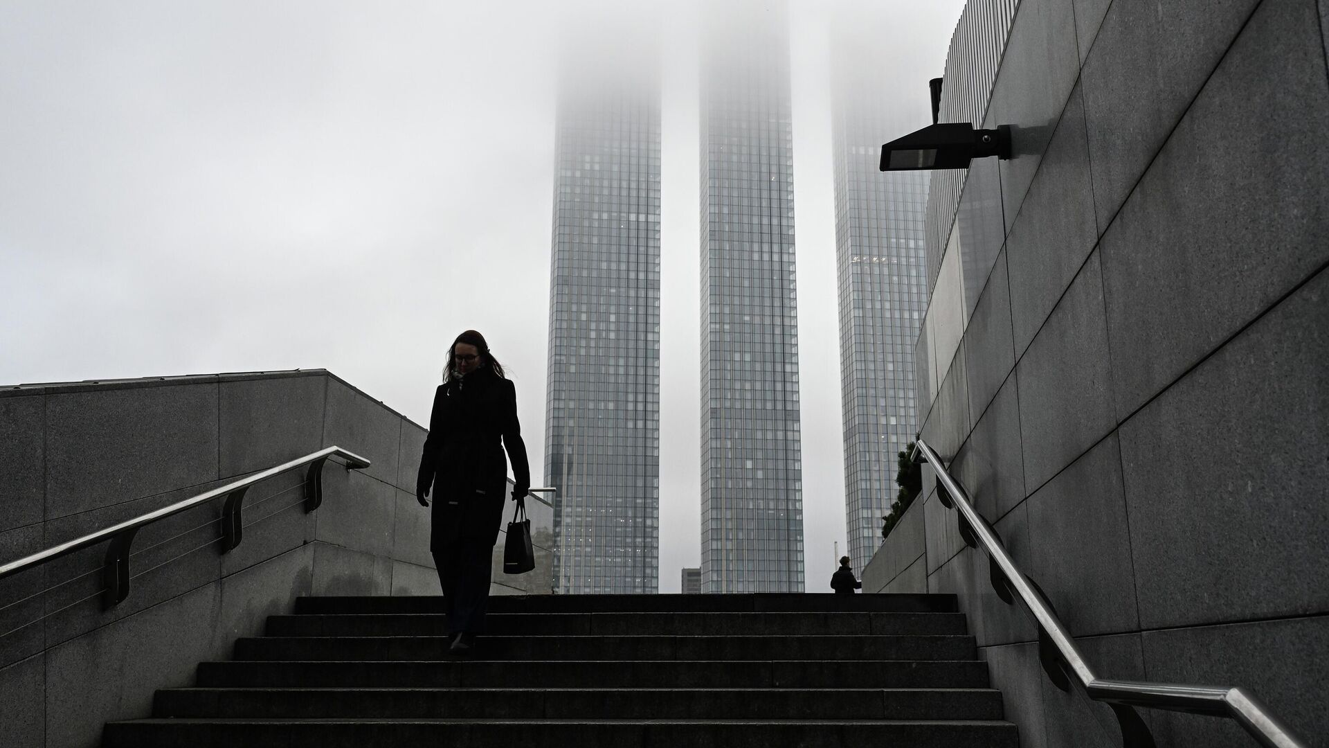 Девушка в районе международного делового центра Москва-Сити на Пресненской набережной - РИА Новости, 1920, 21.12.2025