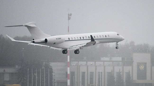 Самолет делегации США садится в аэропорту Внуково-2 в Москве. 2 декабря 2025
