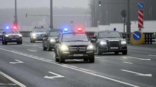 Кортеж сопровождает спецпосланника президента США Стивена Уиткоффа, прибывшего в Москву на встречу с президентом РФ Владимиром Путиным