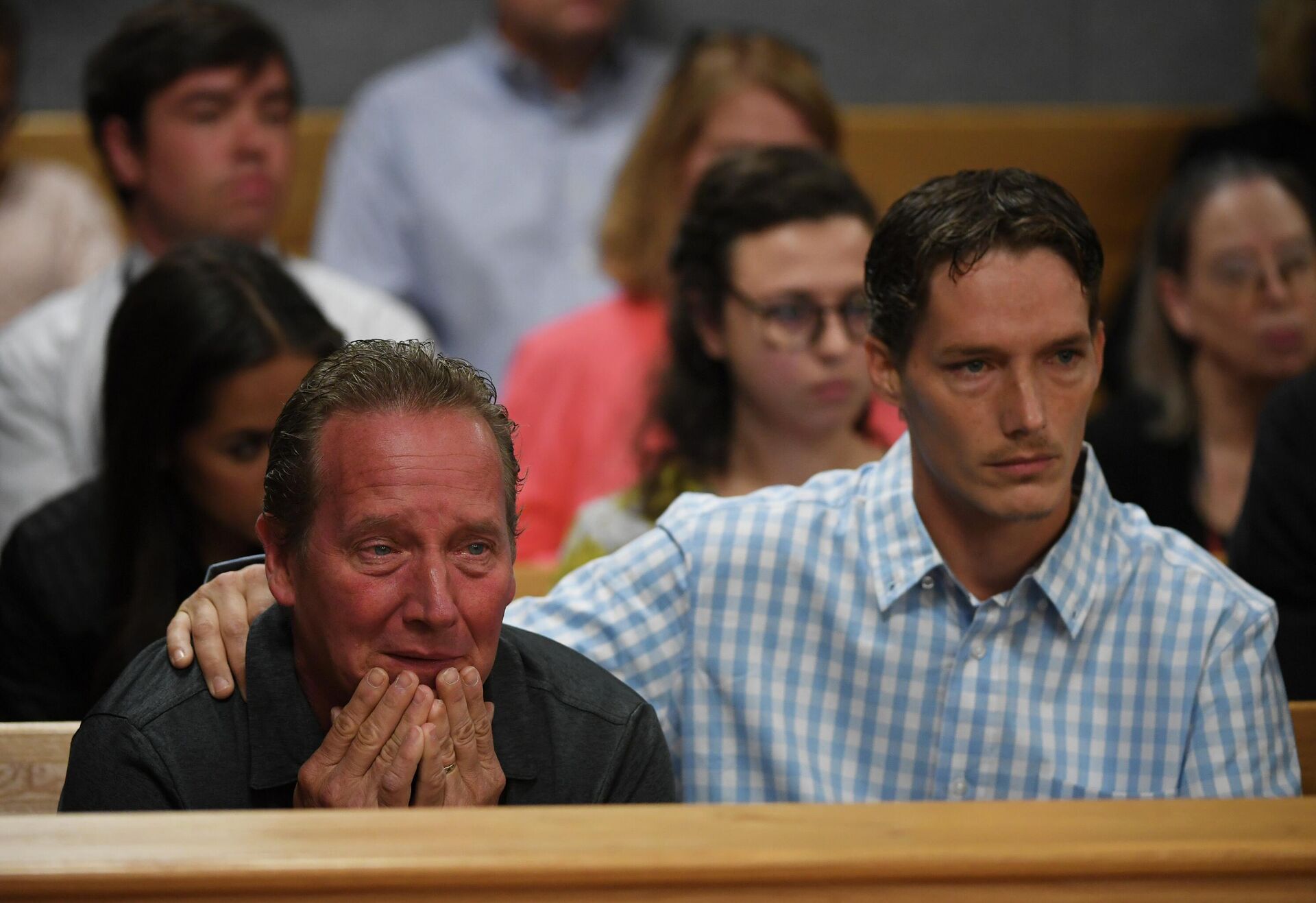 Отец и брат Шеннон на оглашении приговора Крису Уоттсу Отец и брат Шеннон на оглашении приговора Крису Уоттсу - РИА Новости, 1920, 02.12.2025