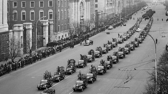 Торжественное погребение праха Неизвестного солдата. Траурная процессия на Советской площади