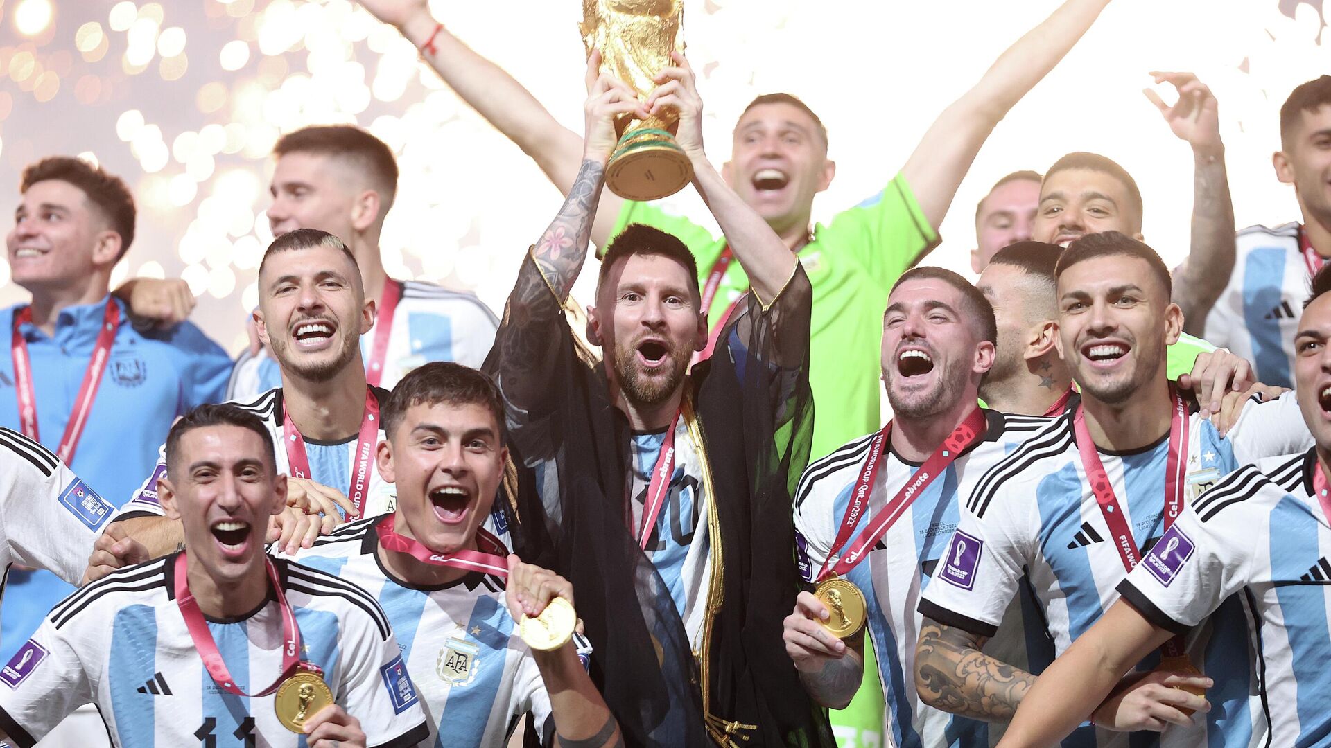 Лионель Месси с трофеем Кубка мира Лионель Месси с трофеем Кубка мира - РИА Новости, 1920, 05.12.2025