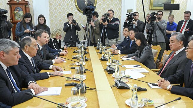 Министр иностранных дел РФ Сергей Лавров и министр иностранных дел Китая Ван И во время встречи в Москве. 2 декабря 2025