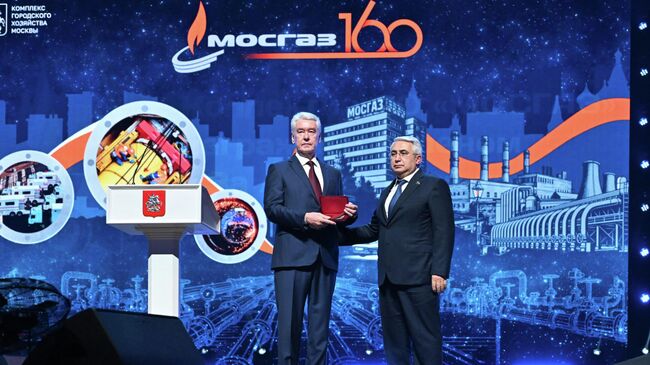 Мэр Москвы Сергей Собянин и генеральный директор АО Мосгаз Гасан Гасангаджиев во время церемонии вручения ордена За доблестный труд коллективу АО Мосгаз в честь 160-летия компании